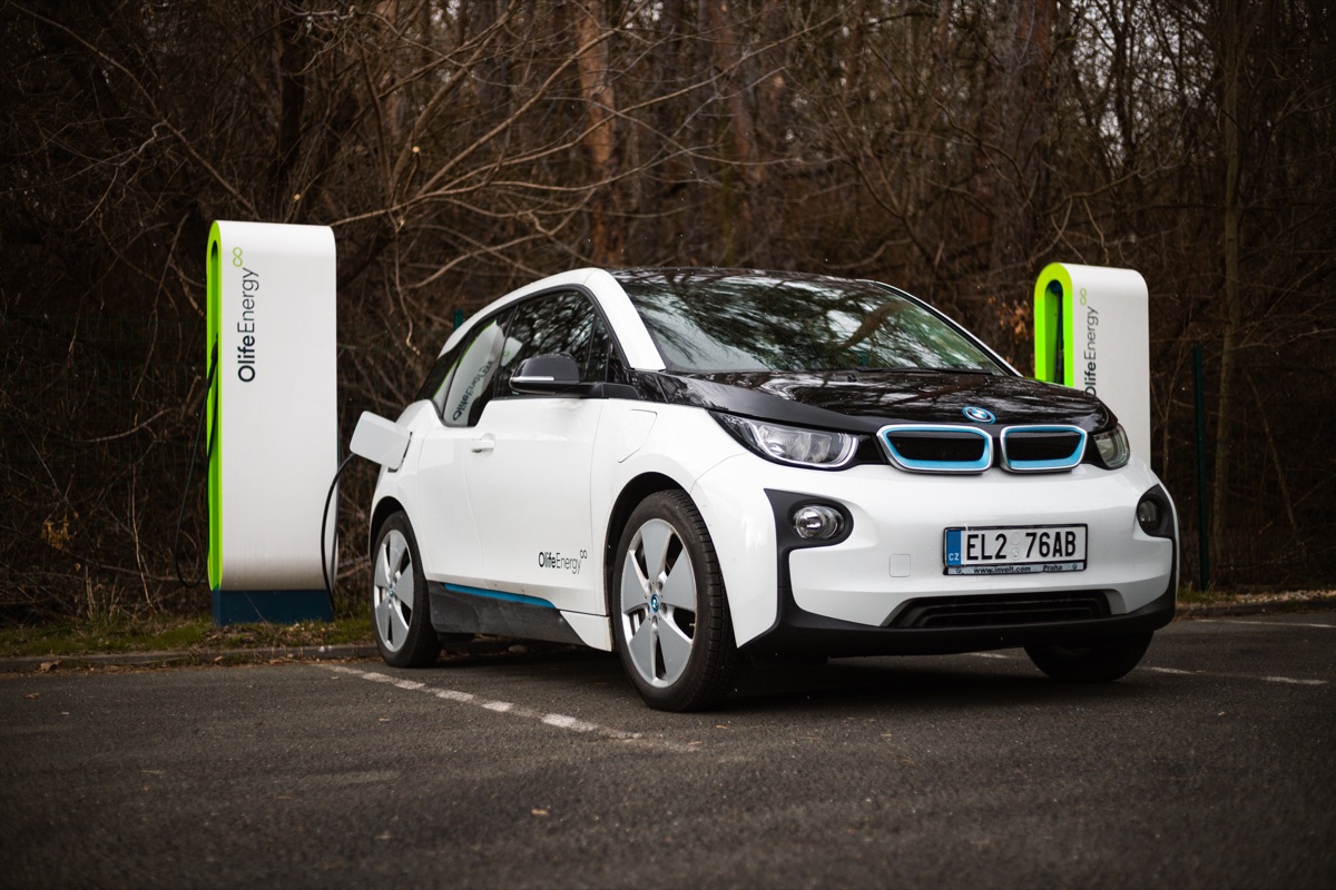 Elektromobil BMW i3 u&nbsp;nabíjecích stanic OlifeEnergy