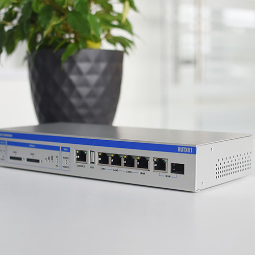 LTE router RUTXR1 od společnosti Teltonika je kombinací zařízení jako jsou SFP konvertor, switch a router.