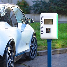 OlifeEnergy kiosek s platebním terminálem a disple