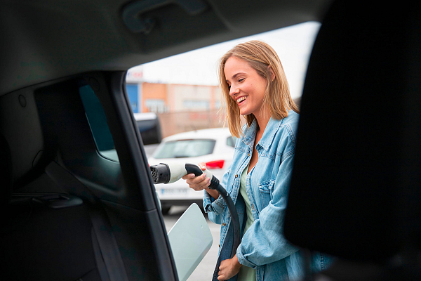 Chytré nabíjení elektromobilů: Jak šetřit peníze i domácí jistič? 